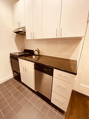 Rented by Metropolis Real Estate of Manhattan | media 8