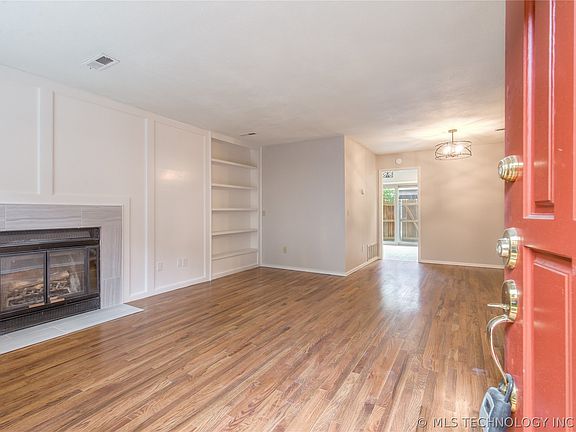 3rd image of 209 W 17th St #209C