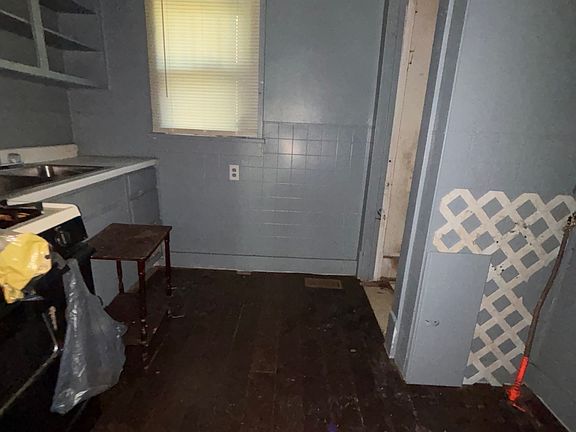 5th image of 1505 E Walnut St