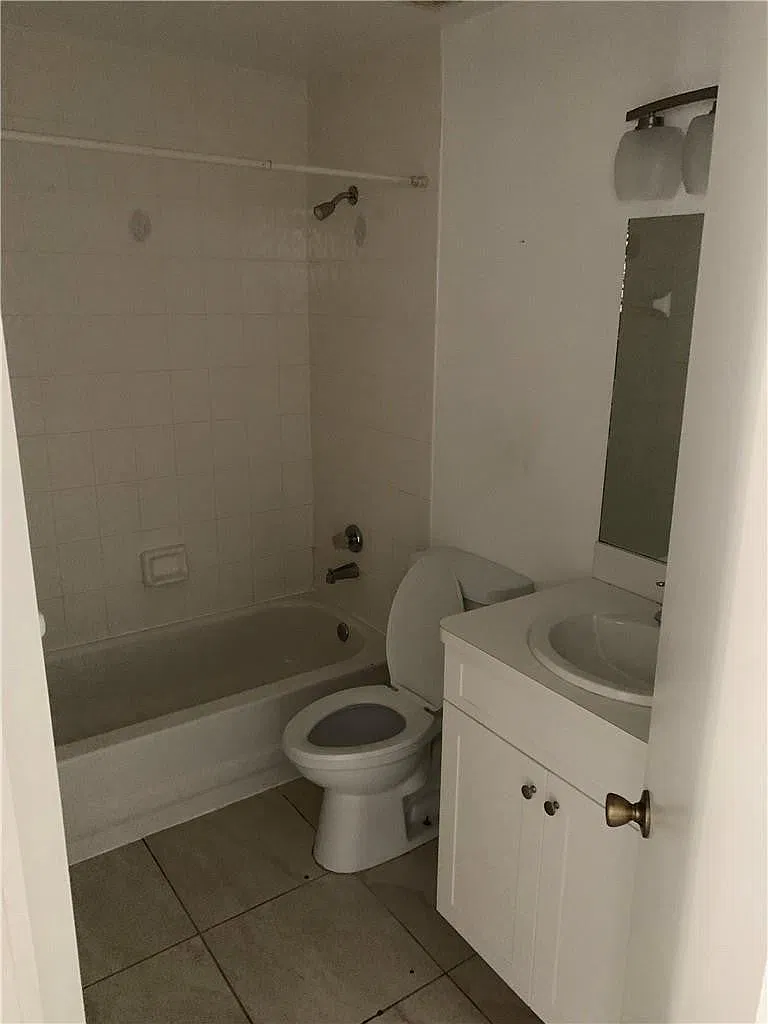 3 bed, 1374 sqft, $2,700 — Photo 2