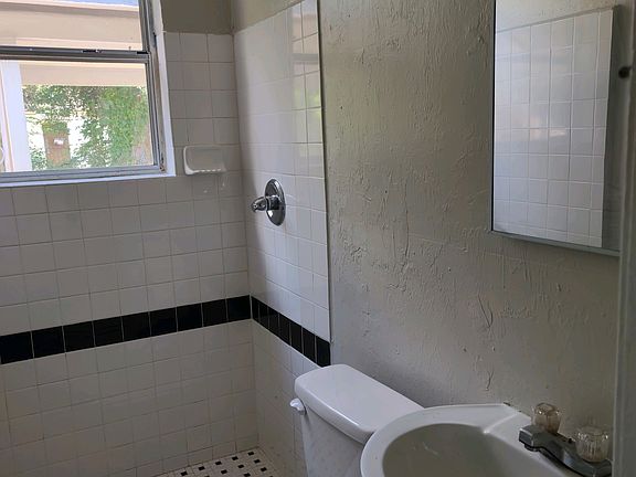 3rd image of 1112 SE 7th Ave #1