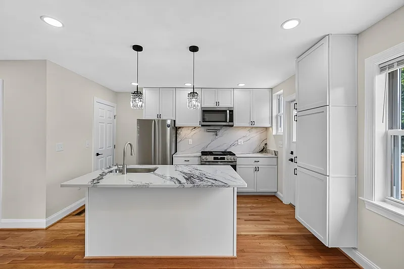 3 bed, 2.5 bath, 1008 sqft, $4,600 — Photo 4