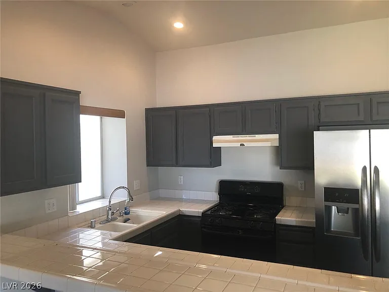 916 Clubview Dr — Photo 9