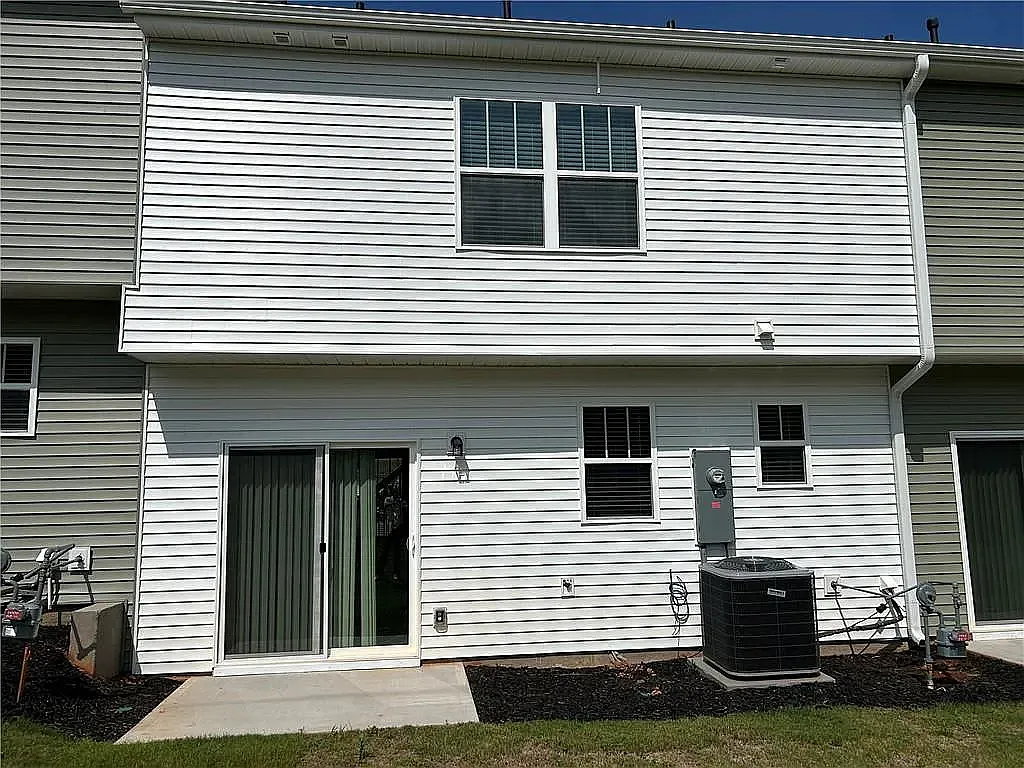 3 bed, 3.0 bath, 1500 sqft, $1,800 — Photo 2