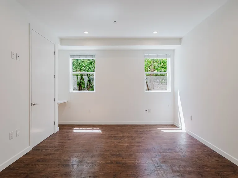 13551 Burbank Blvd #1 — Photo 17