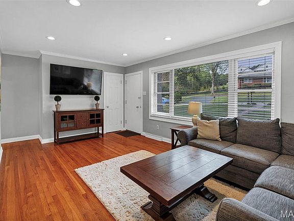 4th image of 11 Hedgewood Ln