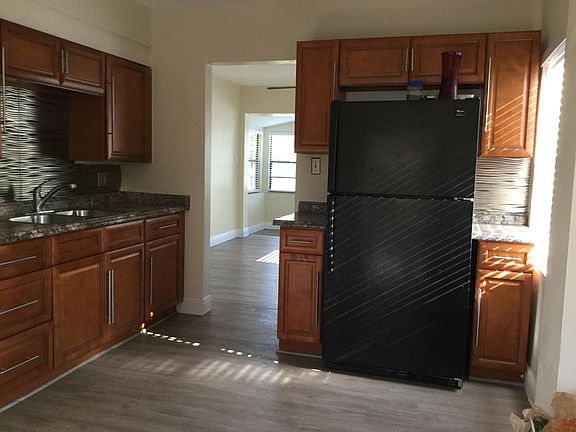 5th image of 305 SW 21st St