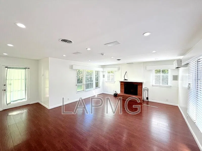 1 bed, 1.5 bath, $2,395 — Photo 3