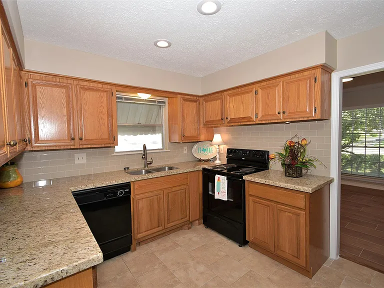 6011 Arboles Dr — Photo 9