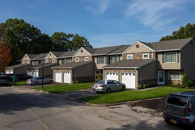 Fairfield Townhouses at Coram — Photo 20