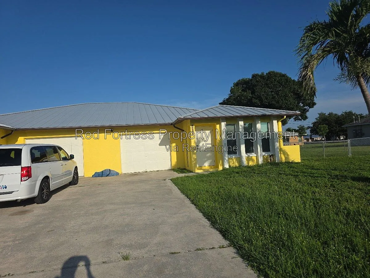 3 bed, 2.0 bath, 1300 sqft, $1,799 — Photo 2