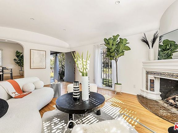 3rd image of 137 N Gardner St