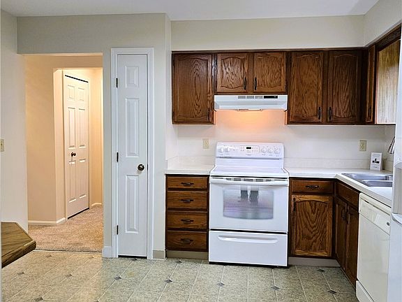 2nd image of 16400 Commons Oval