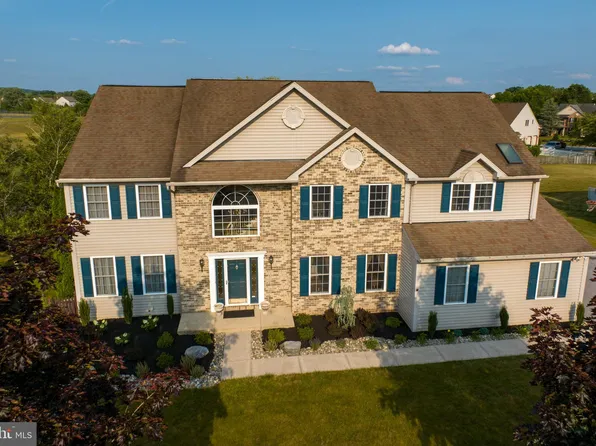 104 Spring View Dr, Douglassville, PA 19518