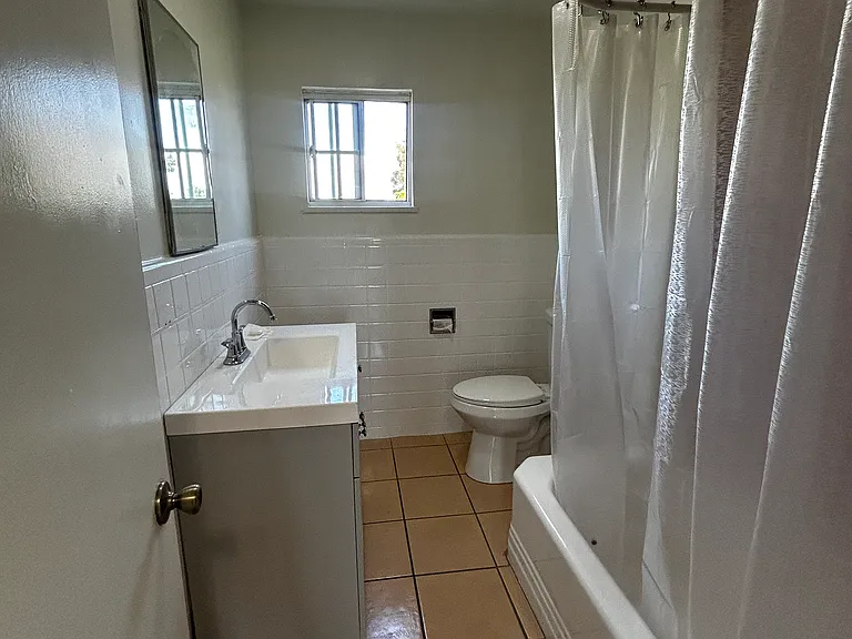 10618 Downey Ave #10620-1/2 — Photo 7