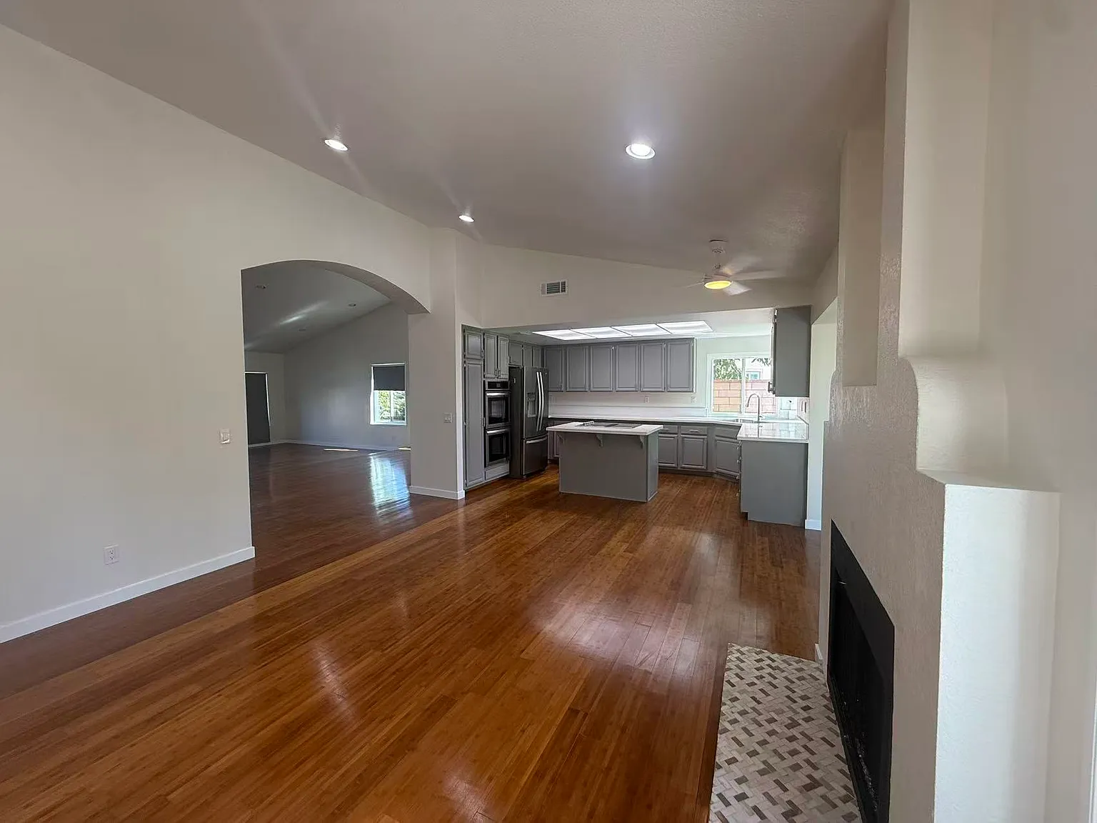 4 bed, 2.5 bath, 2305 sqft, $4,500 — Photo 4