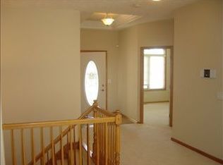2120 Creekside Dr, Papillion, NE 68046