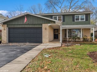 1018 Meadowlark Ln, Glenview, IL 60025