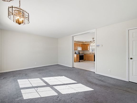 5th image of 2 Mountain Ash Rd Unit 2