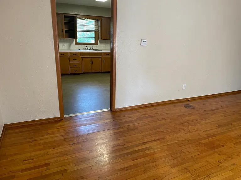 832 S Luster Ave — Photo 4