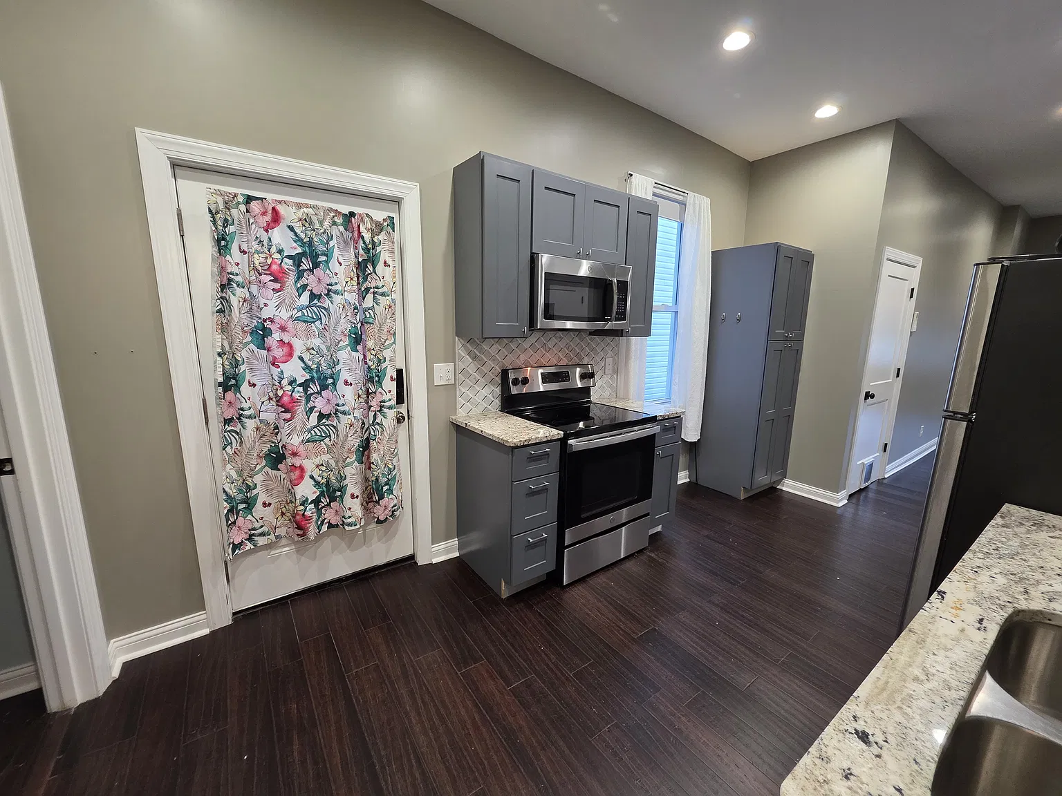 2 bed, 1000 sqft, $1,300 — Photo 2