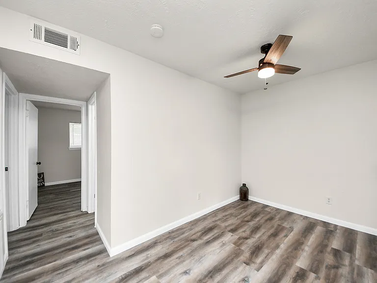 2110 Melbourne St — Photo 9