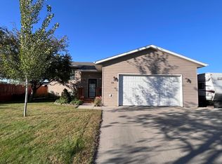 1110 Plum Ln, Aberdeen, SD 57401