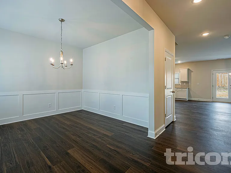 431 Curlin Ct — Photo 6