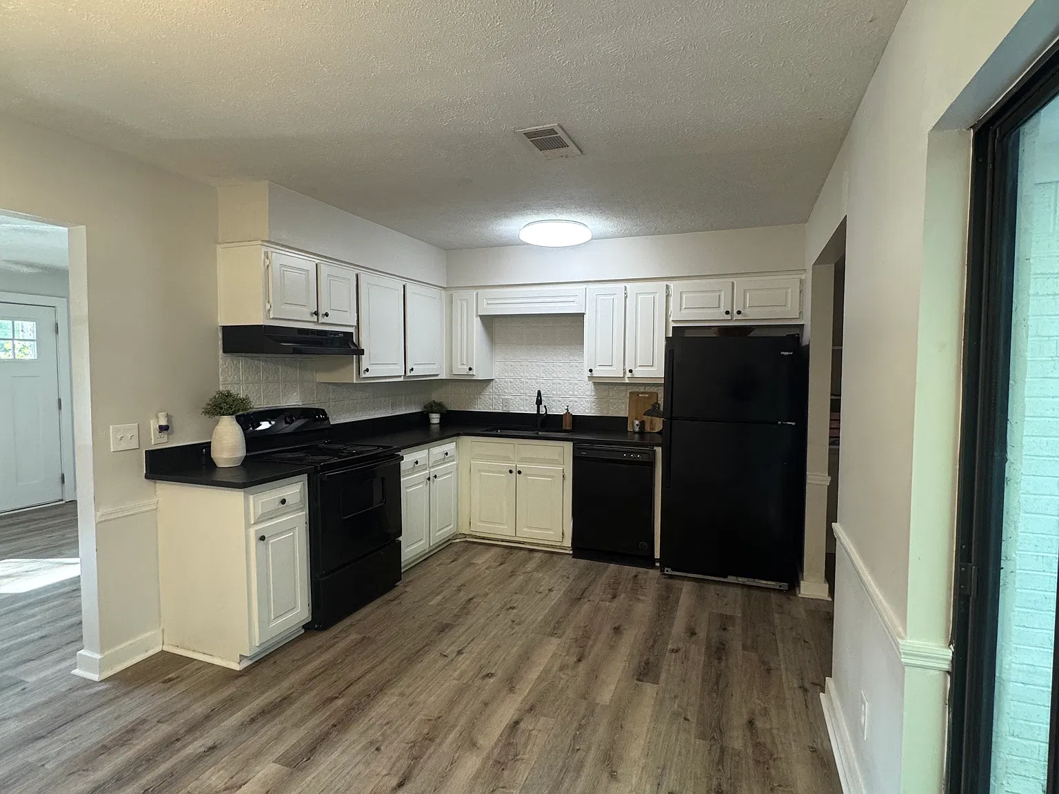 3 bed, 1158 sqft, $2,100 — Photo 3