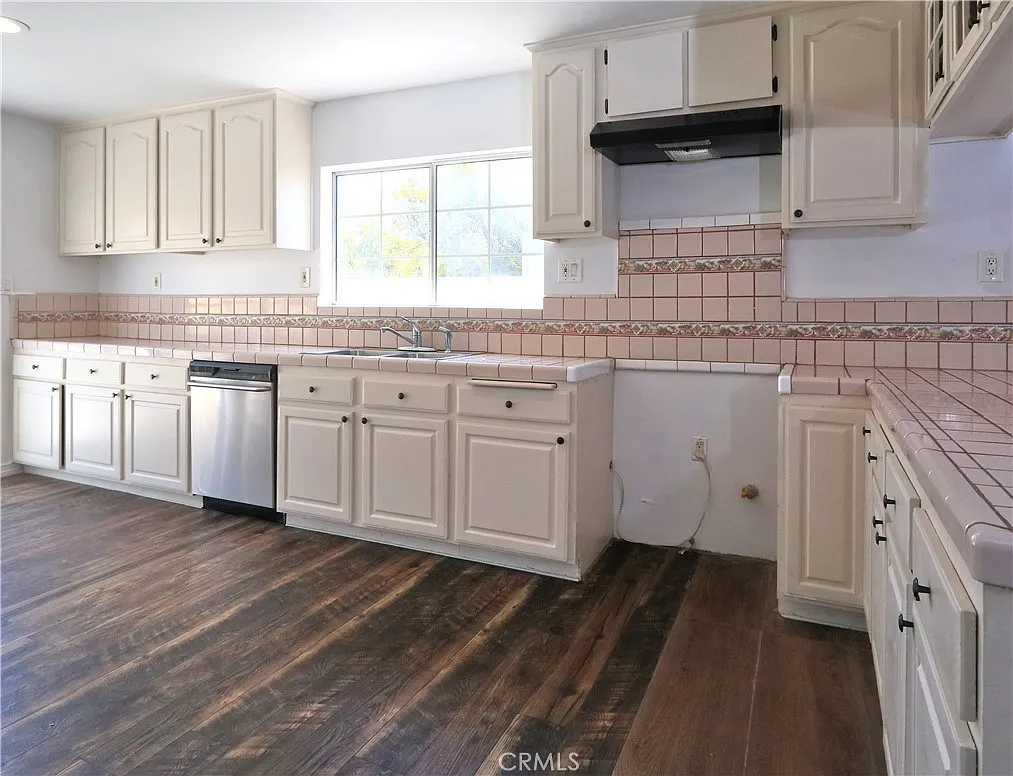 3 bed, 1900 sqft, $5,975 — Photo 2