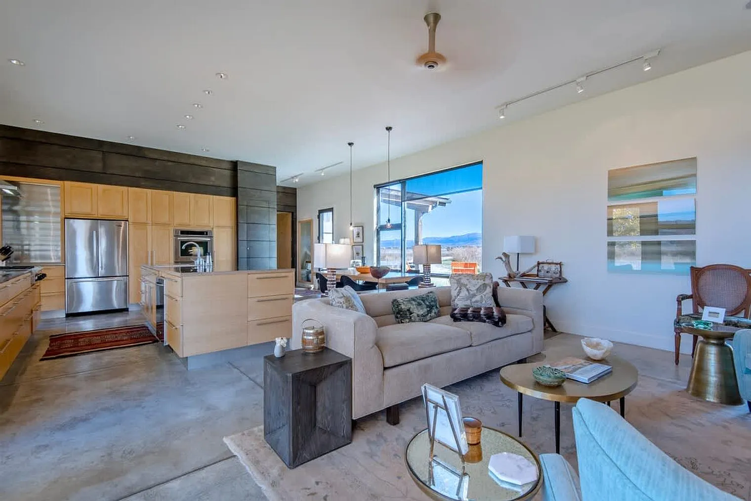 3 bed, 2.0 bath, 3326 sqft, $8,874 — Photo 2