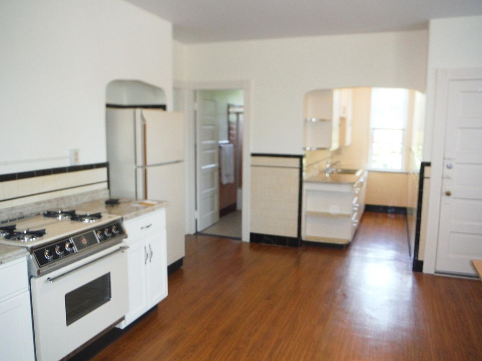 Spacious eat-in kitchen, pantry with tons of storage