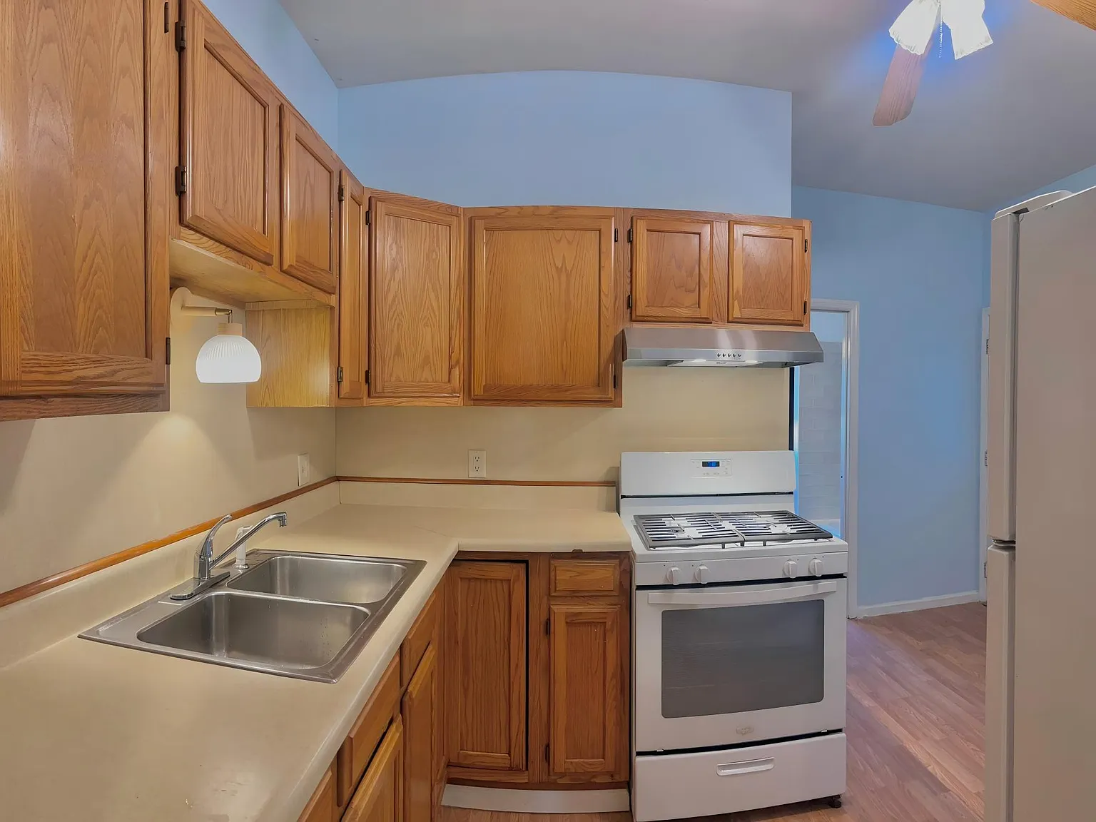 2 bed, 800 sqft, $1,600 — Photo 3