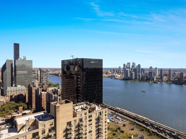 330 East 38th Street image 2 of 20