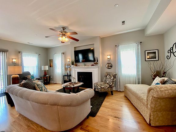 4th image of 636 West Ave #2