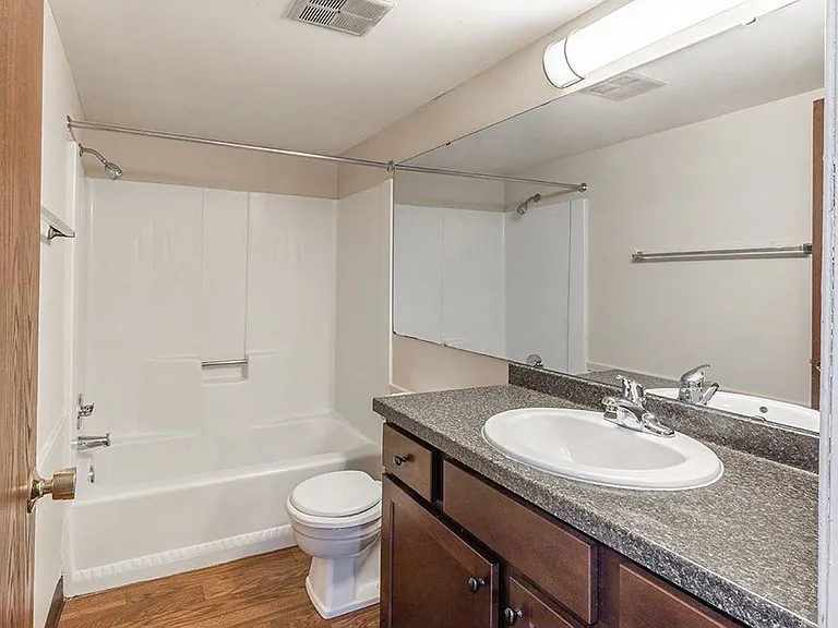Delta Square Apartments - Lansing, MI — Photo 20