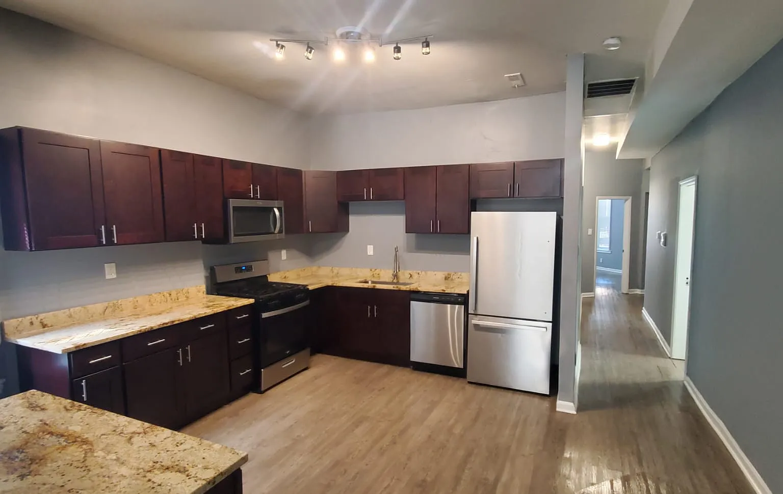 3 bed, 1000 sqft, $2,300 — Photo 3