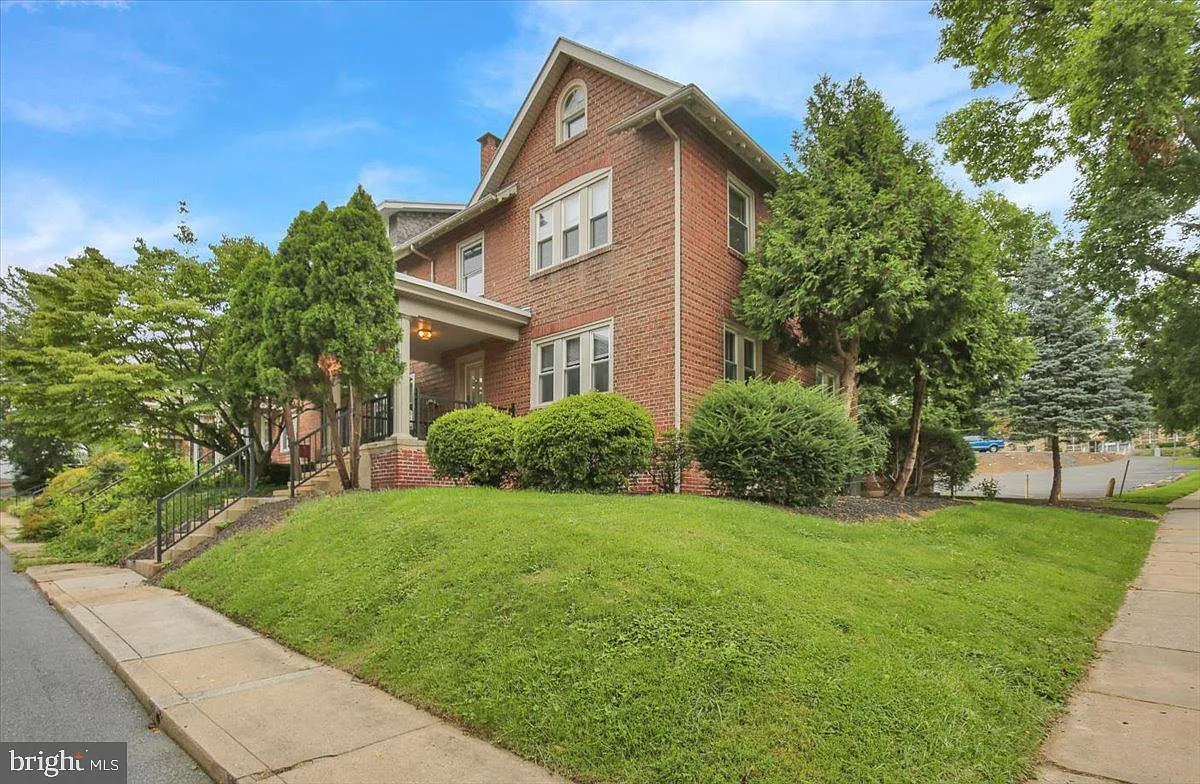 4 bed, 3.0 bath, 2331 sqft, $2,500 — Photo 1