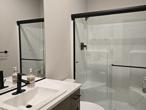Bathroom (Downstairs)