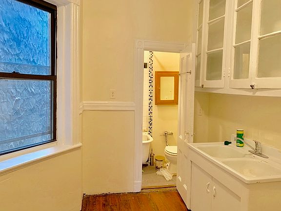 3rd image of 318 E 9th St APT 12