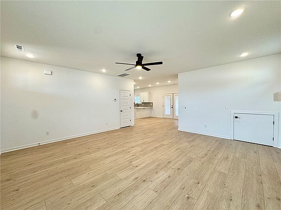 4th image of 2631 Relaxation Ave