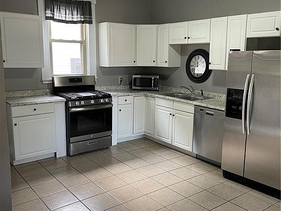 5th image of 427 W 1st St