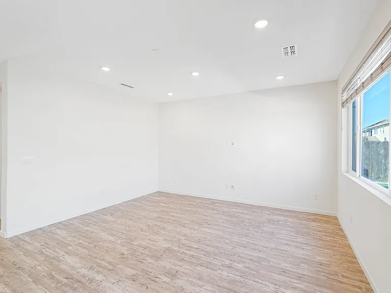 467 Yarrow Dr — Photo 10