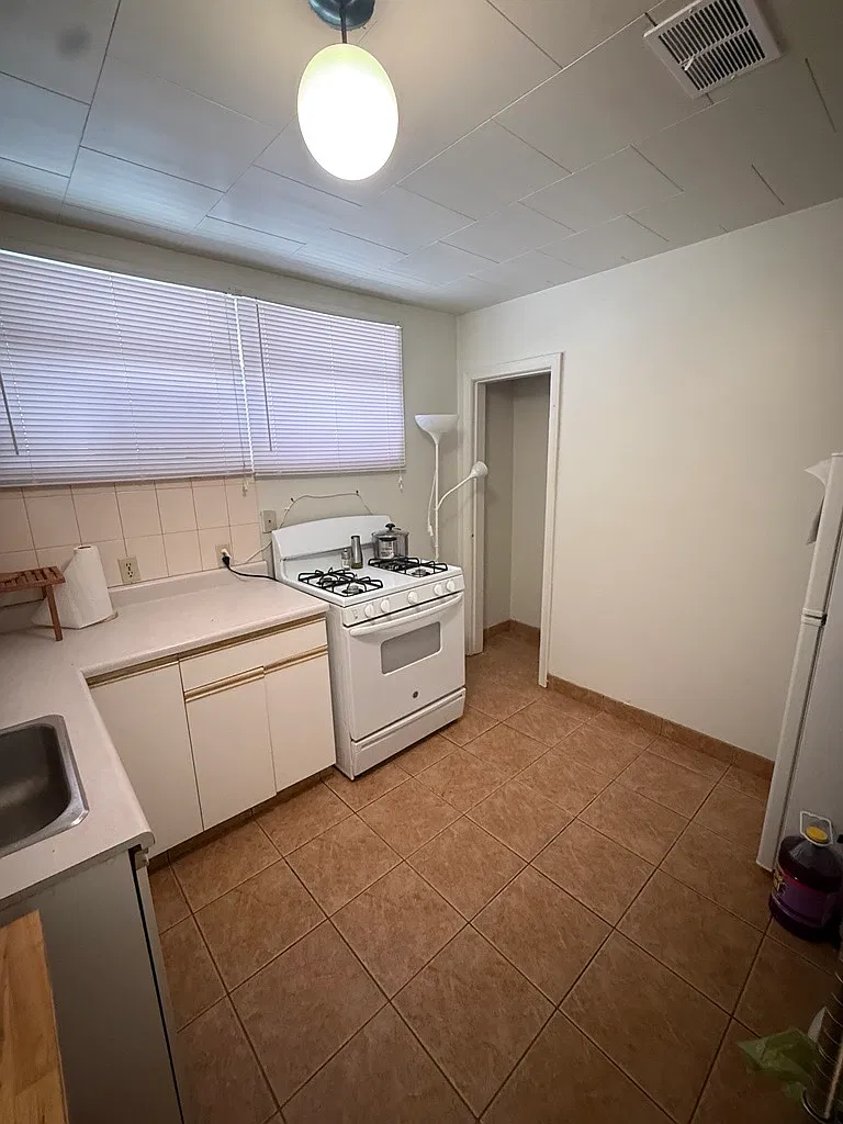 Spacious 2 Bedroom Basement Suite House(PN 0015-2) — Photo 4
