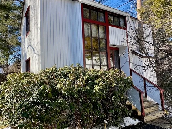 53 Pine Grv #53, Amherst, MA 01002