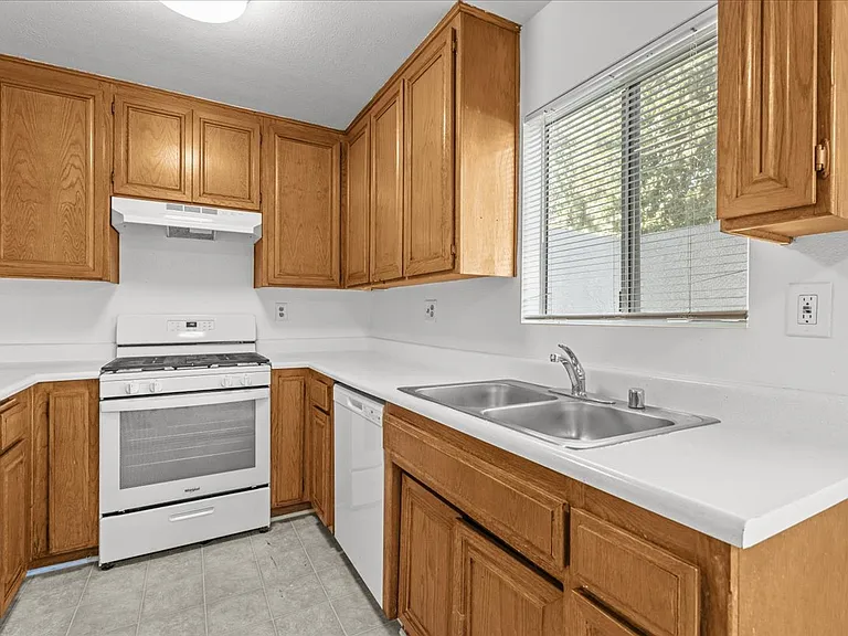 9660 Sepulveda Blvd #10 — Photo 12