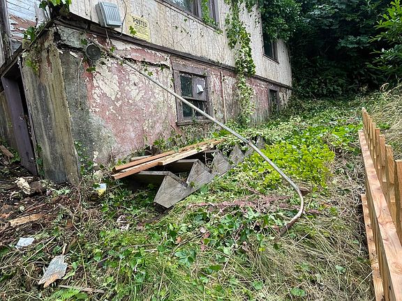 3rd image of 2581 Grand Ave
