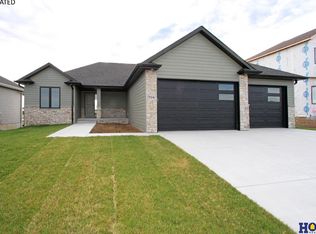 10930 Grantham Dr, Lincoln, NE 68527