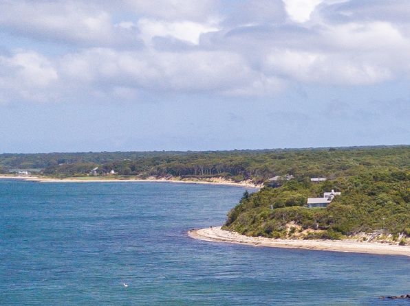 11 Beach Pebble Rd, Vineyard Haven, MA 02568