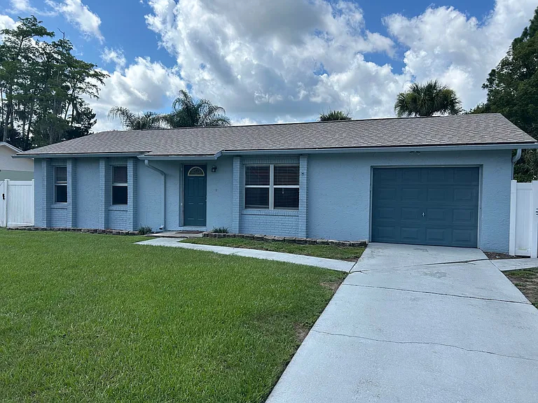 1404 Dexter Dr N — Photo 1